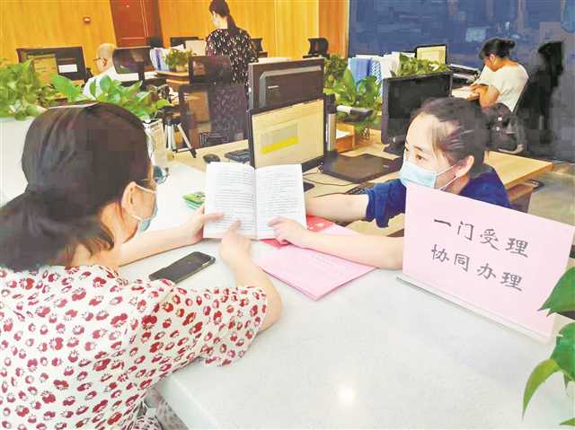 渝中區(qū)大溪溝街道公共服務(wù)中心“一門受理、協(xié)同辦理”救助服務(wù)窗口為居民提供政策咨詢。 記者 張莎 攝