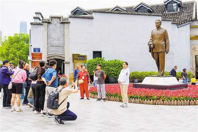 10月3日,渝中區(qū)曾家?guī)r50號周公館門前,眾多市民游客與周恩來銅像合影留念。記者 李雨恒 攝/視覺重慶