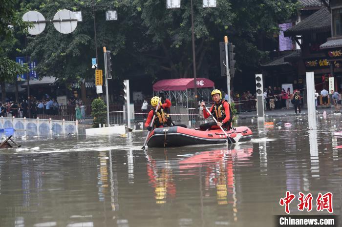 圖為嘉陵江畔的重慶磁器口古鎮(zhèn)周邊道路被淹,救援艇在水上巡邏。 周毅 攝 圖為嘉陵江畔的重慶磁器口古鎮(zhèn)周邊道路被淹,救援艇在水上巡邏?!≈芤?攝