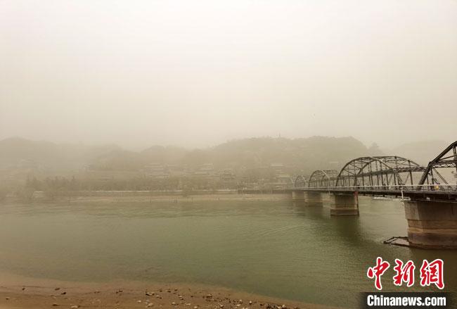 甘肅多地遭5年最強(qiáng)沙塵“鎖城”航班和高速管制逐步解封