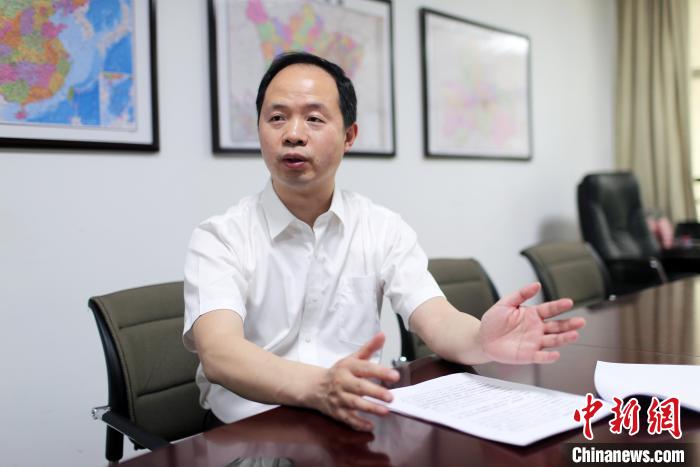 胡建林接受記者專訪?!⊥趵?攝 胡建林接受記者專訪。 王磊 攝