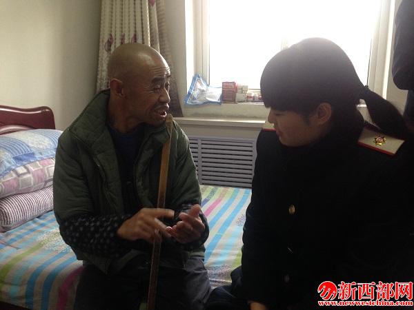聽(tīng)??人講述滄桑過(guò)去感念幸福今??jpg