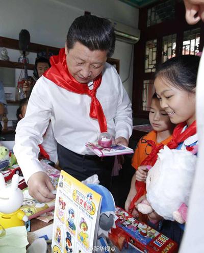 習(xí)近平看望少年兒童 掏錢買文具參加愛(ài)心義賣