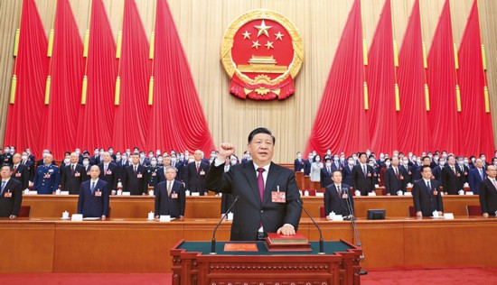 2023年3月10日,十四屆全國(guó)人大一次會(huì)議在北京人民大會(huì)堂舉行第三次全體會(huì)議。習(xí)近平全票當(dāng)選中華人民共和國(guó)主席、中華人民共和國(guó)中央軍事委員會(huì)主席。這是習(xí)近平進(jìn)行憲法宣誓。 新華社記者 鞠鵬/攝