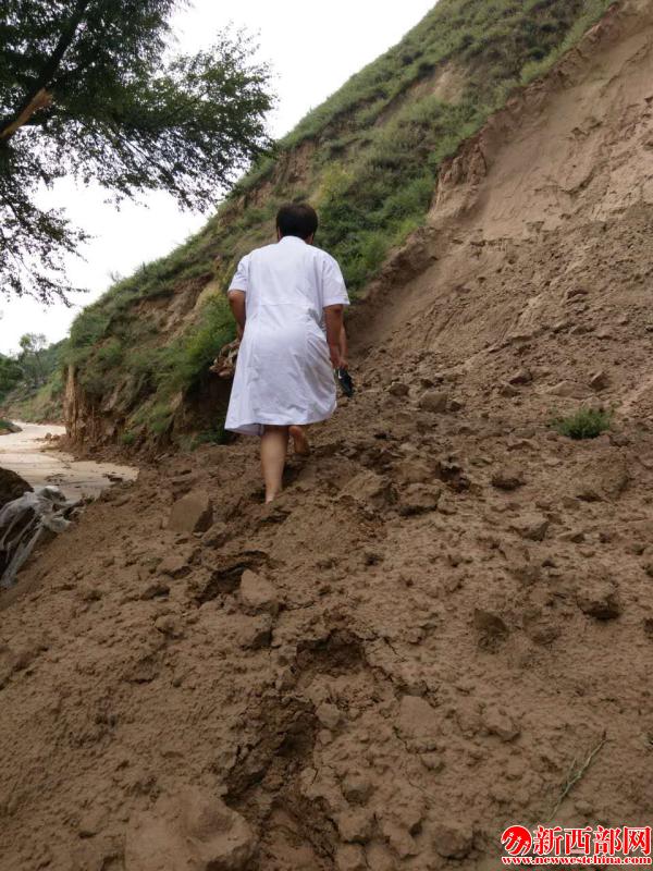 醫(yī)護(hù)人員跋山涉水為民解憂.png