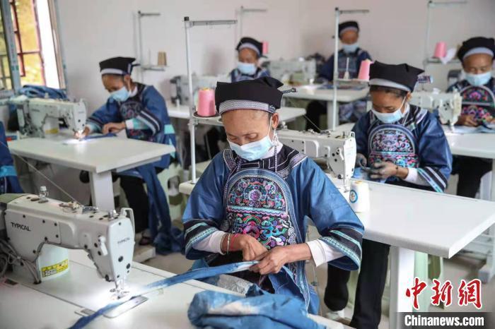 資料圖:搬遷戶在貴州紫云扶貧車間加工刺繡訂單。 瞿宏倫 攝 點擊進入下一頁