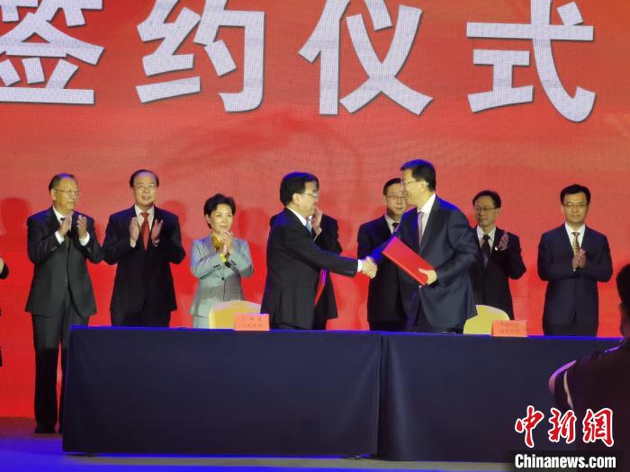 圖為青海省人民政府與中國(guó)科協(xié)簽署《青海省人民政府中國(guó)科學(xué)技術(shù)協(xié)會(huì)全面戰(zhàn)略合作協(xié)議》?!∑钤鲚?攝 圖為青海省人民政府與中國(guó)科協(xié)簽署《青海省人民政府中國(guó)科學(xué)技術(shù)協(xié)會(huì)全面戰(zhàn)略合作協(xié)議》?!∑钤鲚?攝