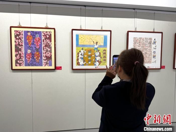 圖為民眾參觀農(nóng)民畫作品。 梅鐿瀧 攝 圖為民眾參觀農(nóng)民畫作品。 梅鐿瀧 攝