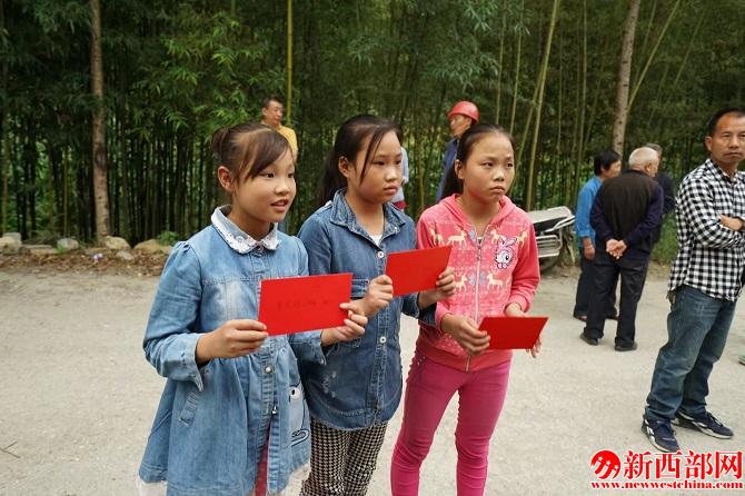5得到助學(xué)金的孩子.jpg