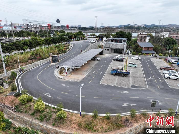 梧州市長洲區(qū)泗洲島光充一體充電樁。黃金玉 攝