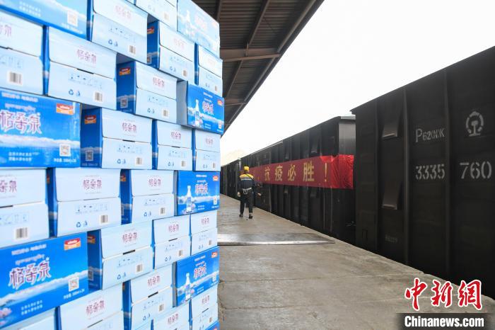 圖為抗疫生活物資?!∝暩聛?lái)松 攝 圖為抗疫生活物資?!∝暩聛?lái)松 攝
