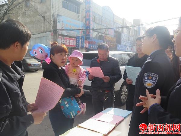 民警向群眾分發(fā)傳單宣傳居住證知識(shí).jpg
