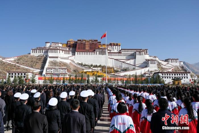 3月28日,西藏各族各界民眾聚集在拉薩布達(dá)拉宮廣場,升國旗、唱國歌,慶祝西藏百萬農(nóng)奴解放紀(jì)念日。 <a target='_blank' href='/'>中新社</a>記者 江飛波 攝 點擊進(jìn)入下一頁