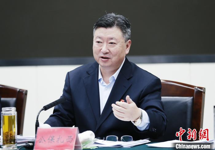 圖為青海省委常委、統(tǒng)戰(zhàn)部長、省政協(xié)黨組副書記公保扎西講話?！●R銘言 攝