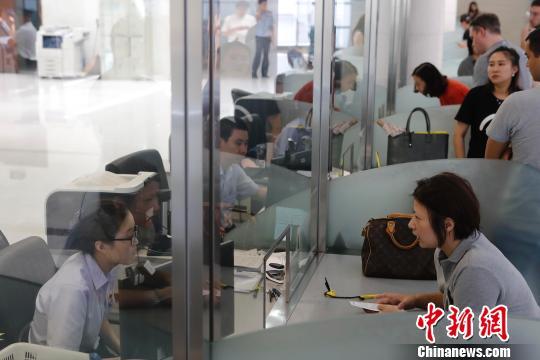 資料圖:上海市公安局出入境管理局內(nèi),民眾正在咨詢(xún)和辦理相關(guān)業(yè)務(wù)。 殷立勤 攝 點(diǎn)擊進(jìn)入下一頁(yè)