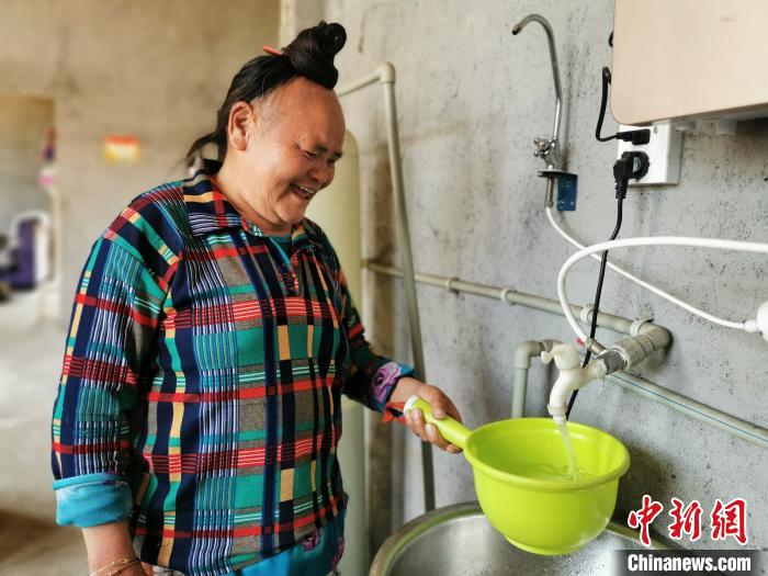 圖為貴州村民家中裝上自來(lái)水。(貴州省水利廳供圖) 劉鵬 攝
