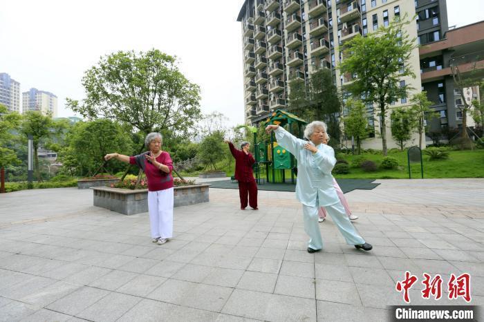 資料圖:老年人在社區(qū)內(nèi)運(yùn)動。 點(diǎn)擊進(jìn)入下一頁