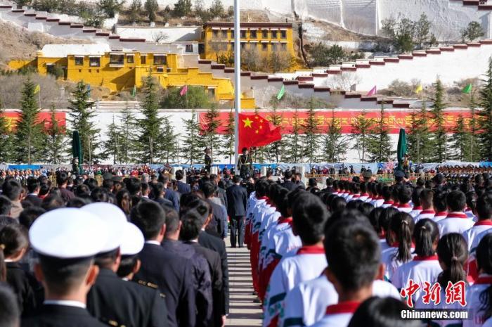 3月28日,西藏各族各界民眾聚集在拉薩布達(dá)拉宮廣場,升國旗、唱國歌,慶祝西藏百萬農(nóng)奴解放紀(jì)念日。 <a target='_blank' href='/'>中新社</a>記者 江飛波 攝 點擊進(jìn)入下一頁
