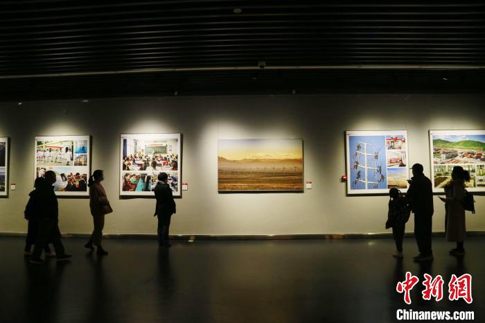 圖為觀眾參觀“跨越昆侖”——青海省脫貧攻堅(jiān)主題藝術(shù)展?!●R銘言 攝 圖為觀眾參觀“跨越昆侖”——青海省脫貧攻堅(jiān)主題藝術(shù)展?!●R銘言 攝