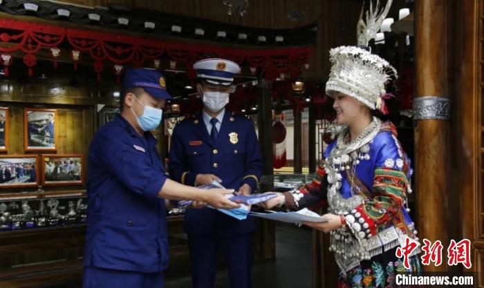 資料圖為黔東南州消防救援支隊(duì)在村寨中展開消防宣傳?!∏瓥|南州消防救援支隊(duì)供圖 攝 資料圖為黔東南州消防救援支隊(duì)在村寨中展開消防宣傳?!∏瓥|南州消防救援支隊(duì)供圖 攝