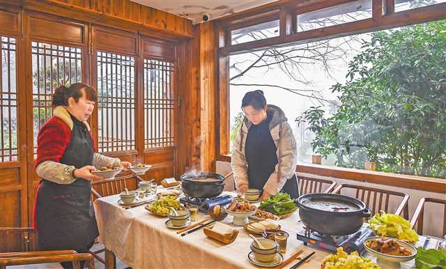 一月十五日,縉云村,“山之語(yǔ)”民宿老板周紅(右)正在為客人準(zhǔn)備美食。