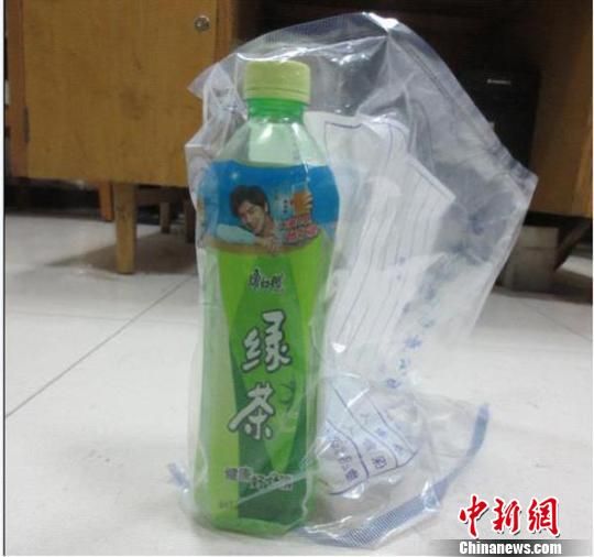3月25日，蘭州市公安局城關(guān)分局披露，一起利用“綠茶”飲料瓶由成都到蘭州裝運(yùn)液態(tài)冰毒的重大案件于日前成功告破。圖為：警方繳獲的液態(tài)冰毒?！●T忠海 攝