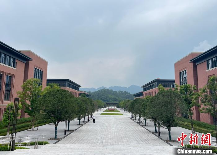 圖為重慶中醫(yī)藥學(xué)院?!$婌?攝 圖為重慶中醫(yī)藥學(xué)院。 鐘旖 攝
