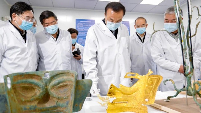 李克強考察三星堆考古現(xiàn)場：研究好這筆豐厚的歷史文化遺產(chǎn)