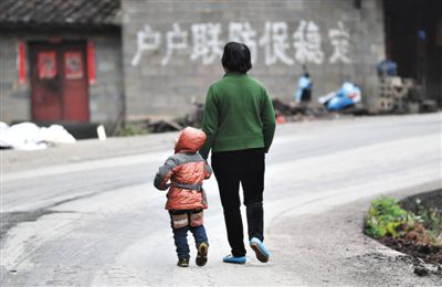 3月22日,云南省丘北縣平龍村,朱林澤被奶奶拉著回家。他在佳佳幼兒園上中班,是19日毒鼠強中毒案中32名被緊急送醫(yī)孩子之一。