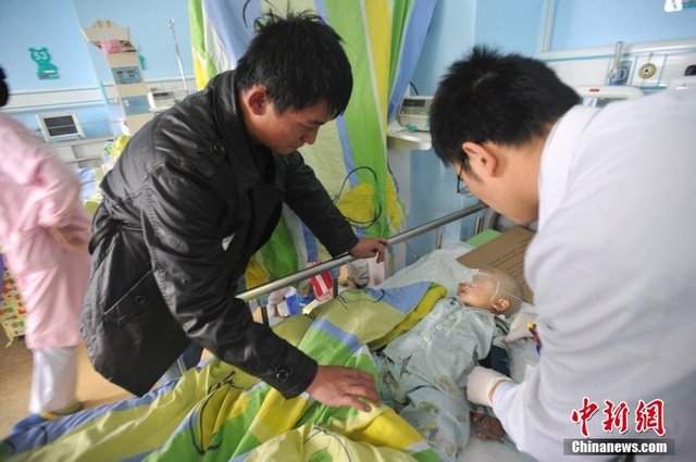 重慶被摔男嬰父親稱孩子能進食 是“很大進步”