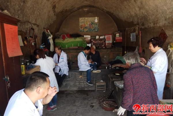 醫(yī)護(hù)人員深入清泉辦事處持家峁村開展健康扶??jpg