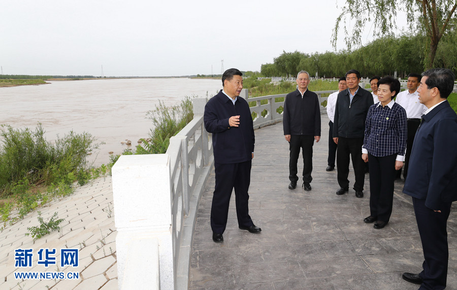 6月8日至10日,中共中央總書記、國家主席、中央軍委主席習(xí)近平在寧夏考察。這是6月8日下午,習(xí)近平在黃河吳忠濱河大道古城灣砌護(hù)段,察看黃河生態(tài)治理保護(hù)狀況。 新華社記者 鞠鵬 攝 6月8日至10日,中共中央總書記、國家主席、中央軍委主席習(xí)近平在寧夏考察。這是6月8日下午,習(xí)近平在黃河吳忠濱河大道古城灣砌護(hù)段,察看黃河生態(tài)治理保護(hù)狀況。 新華社記者 鞠鵬 攝