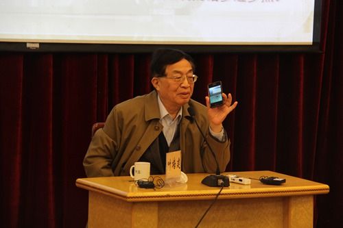 葉培建向觀眾展示嫦娥三號(hào)傳回來的尚未對(duì)外發(fā)布的月球最新圖片。吳晶平 攝