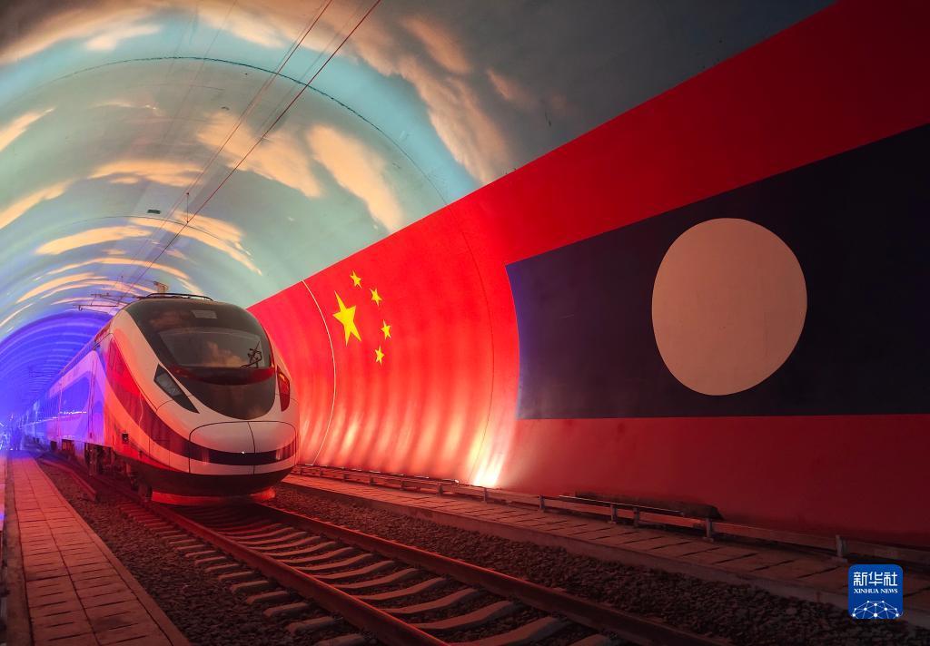 2021年12月3日,中老鐵路正式開通運營。這是“瀾滄號”動車組通過中老友誼隧道內(nèi)的兩國邊界(2021年10月15日攝)。新華社發(fā)(曹安寧 攝) 2021年12月3日,中老鐵路正式開通運營。這是“瀾滄號”動車組通過中老友誼隧道內(nèi)的兩國邊界(2021年10月15日攝)。新華社發(fā)(曹安寧 攝)