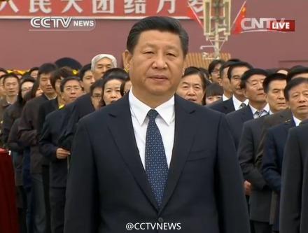 黨和國家領(lǐng)導(dǎo)人在天安門廣場向人民英雄敬獻花籃