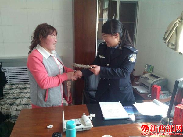 失主在拿回錢包后向大柳塔派出????警致??.jpg