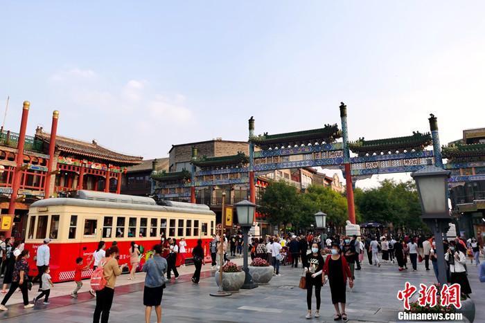 資料圖:北京前門大街游客眾多。<a target='_blank' >中新網(wǎng)</a>記者 李金磊 攝 點(diǎn)擊進(jìn)入下一頁(yè)