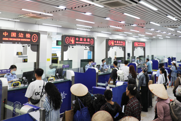 旅客在通道排隊等待查驗通關(guān)。周榮寶攝