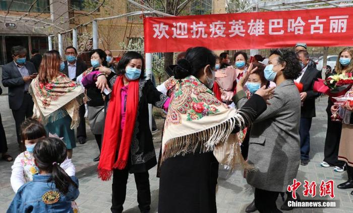 資料圖:曾在武漢方艙醫(yī)院帶領(lǐng)患者跳新疆舞的“大白”——巴哈古麗·托勒恒回家,鄰里載歌載舞迎接她。圖為鄰里載歌載舞迎接巴哈古麗·托勒恒回家。 王小軍 攝 點擊進入下一頁