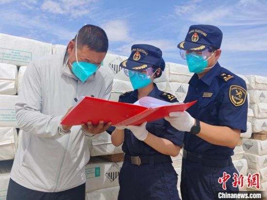 圖為蘭州海關(guān)所屬敦煌機場海關(guān)關(guān)員對出口溫石棉開展包裝查驗。王博雅 攝 圖為蘭州海關(guān)所屬敦煌機場海關(guān)關(guān)員對出口溫石棉開展包裝查驗。王博雅 攝