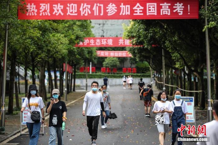 7月5日,2020年全國高考貴州省遵義市務(wù)川民族寄宿制中學(xué)考點在做好新冠肺炎疫情防控的前提下,安排考生熟悉考場。 瞿宏倫 攝 點擊進(jìn)入下一頁
