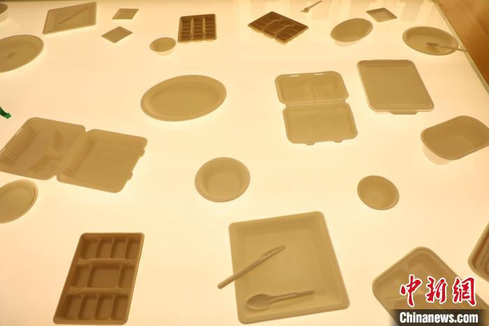 廣西來賓一家企業(yè)用甘蔗渣制作出的環(huán)保餐具。 韋鑫 攝