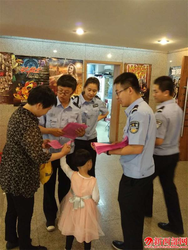 大柳塔派出所民警向群眾宣傳防拐知識_看圖??jpg