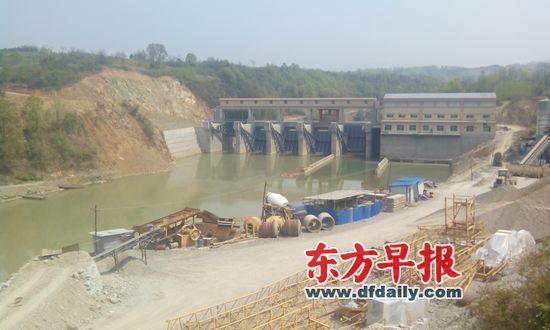 4月20日，停止蓄水后的喬山水電站，肉眼看上去，庫區(qū)水質(zhì)明顯下降。當?shù)卮迕穹Q，試蓄水期間，還造成庫區(qū)下游牧馬河斷流。早報見習記者 陳興王 圖