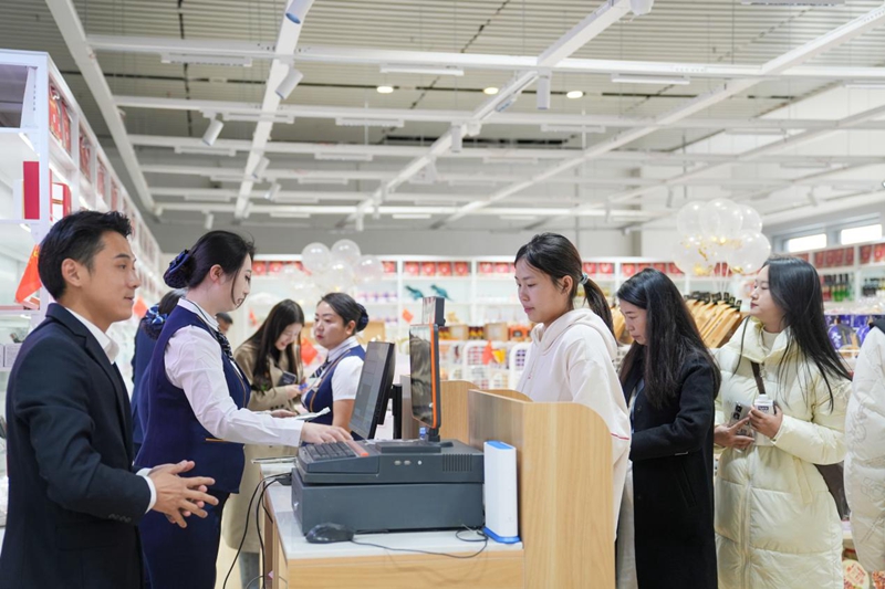 中歐班列進(jìn)口商品（保稅）店內(nèi)，旅客排隊(duì)購買商品。陳喆攝