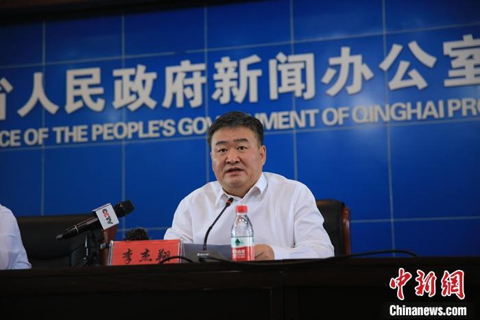 圖為青海省委常委、省政府常務(wù)副省長(zhǎng)李杰翔發(fā)布關(guān)于媒體報(bào)道木里礦區(qū)非法開采問題專項(xiàng)調(diào)查工作進(jìn)展情況和下一步工作部署。胡貴龍 攝