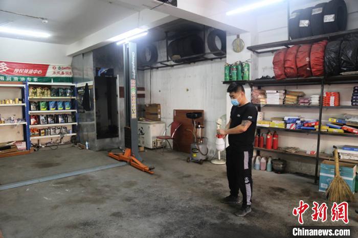 商戶對(duì)店面進(jìn)行消殺?！“帑惥?攝