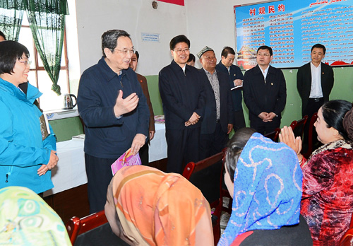 3月26日，俞正聲在喀什市乃則爾巴格鎮(zhèn)的婦女培訓(xùn)班上，了解當(dāng)?shù)丶寄芘嘤?xùn)和勞動就業(yè)情況。