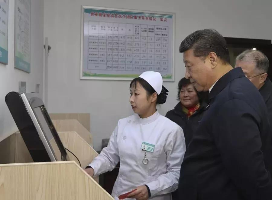 2014年12月13日,習(xí)近平來到鎮(zhèn)江市丹徒區(qū)世業(yè)鎮(zhèn)衛(wèi)生院,了解農(nóng)村醫(yī)療衛(wèi)生事業(yè)發(fā)展和村民看病就醫(yī)情況。圖片來源:新華社 2014年12月13日,習(xí)近平來到鎮(zhèn)江市丹徒區(qū)世業(yè)鎮(zhèn)衛(wèi)生院,了解農(nóng)村醫(yī)療衛(wèi)生事業(yè)發(fā)展和村民看病就醫(yī)情況。圖片來源:新華社