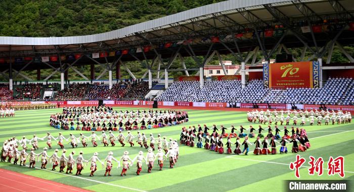 圖為慶祝大會現(xiàn)場?！⒅铱?攝